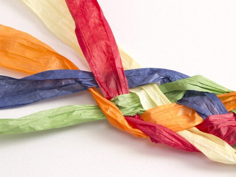 Farbige Bänder, die miteinander verwoben sind.